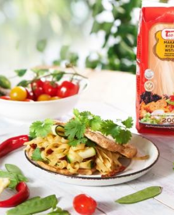 Chicken pancakes with lemon-flavored taotao rice noodles